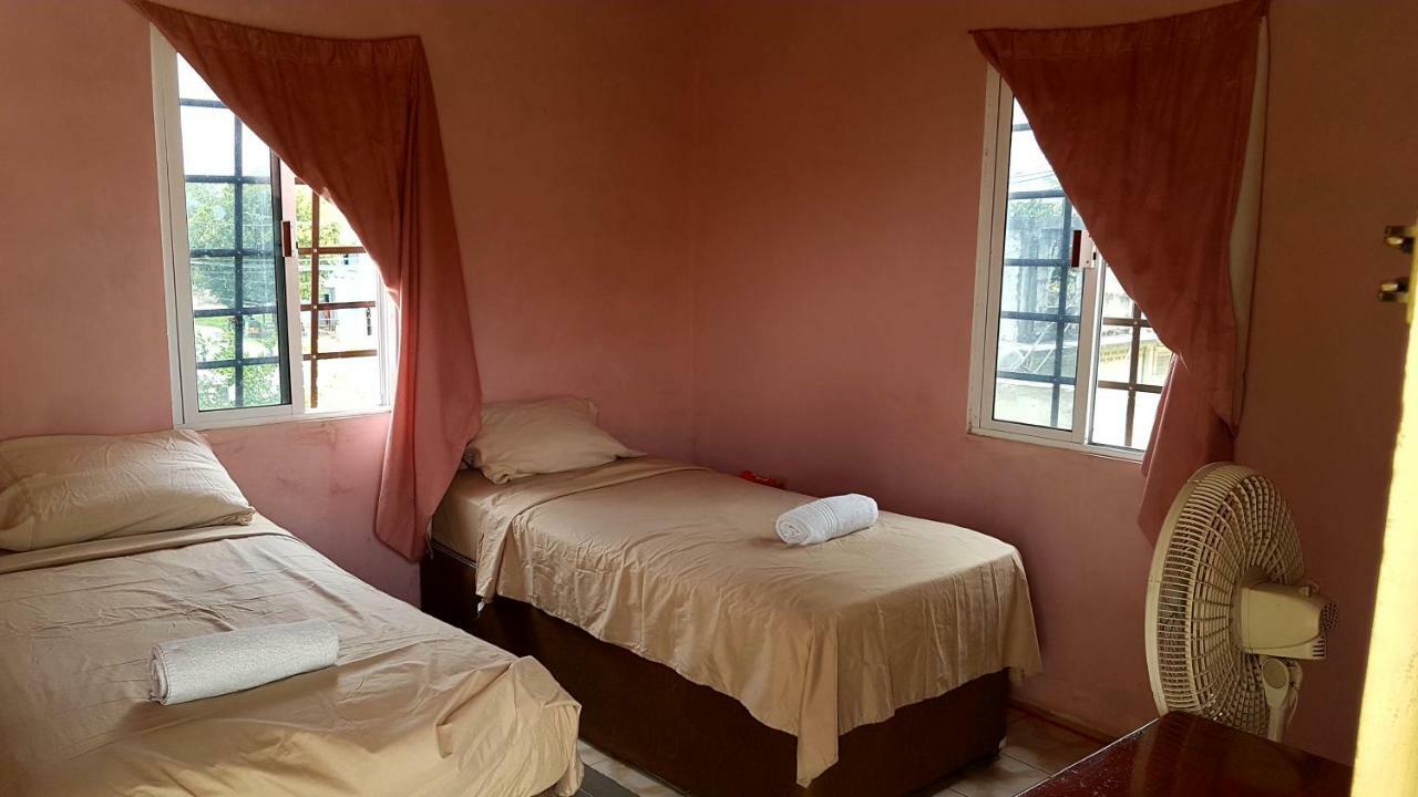 Casa Ricky'S Hostel Orange Walk Екстериор снимка